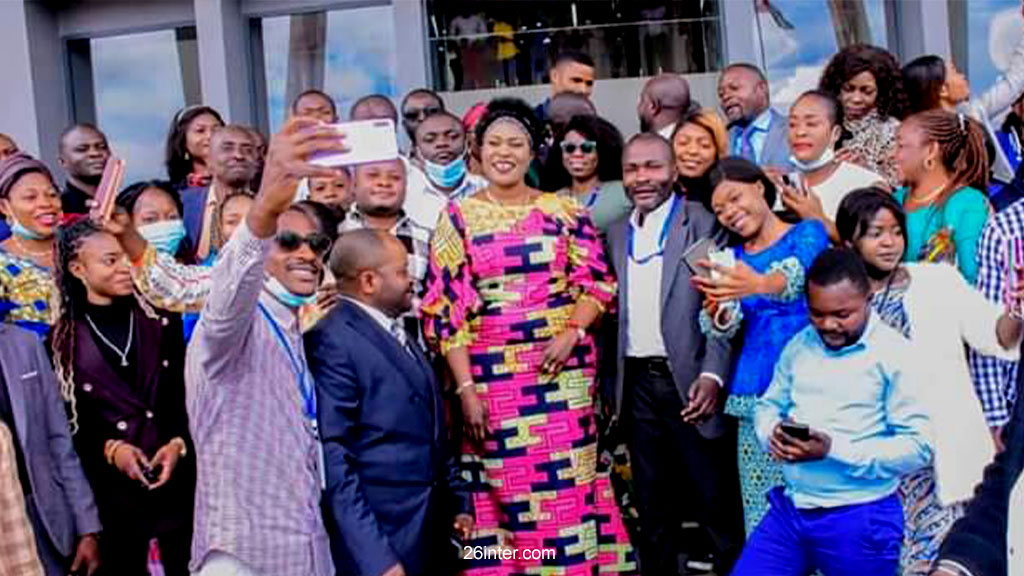 Lualaba : Surprise agréable du personnel du gouvernorat en ce jour d’anniversaire de Fifi Masuka