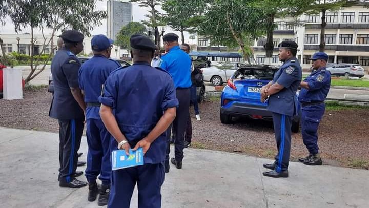 RDC : La Police restitue à l’Ambassade de France trois voitures volées en France retrouvées à Kinshasa