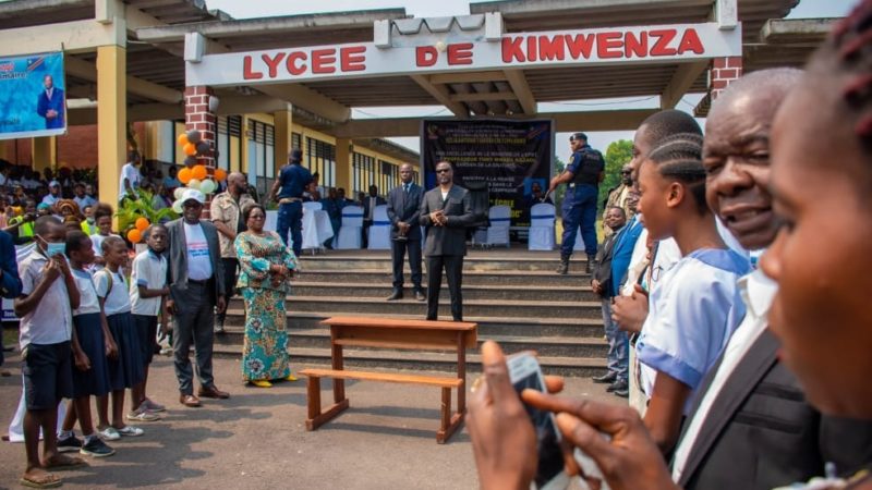 Kinshasa : Tony Mwaba remet 1500 bancs aux écoles de Kimwenza