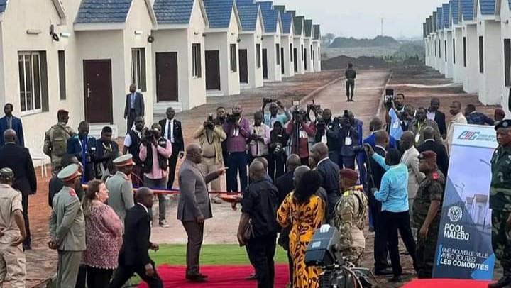 Kinshasa : Félix Tshisekedi remet 30 villas aux officiers supérieurs