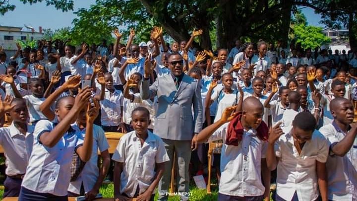 Kisangani : Tony Mwaba offre 1000 bancs à titre symbolique aux écoles de la Grande Province Orientale