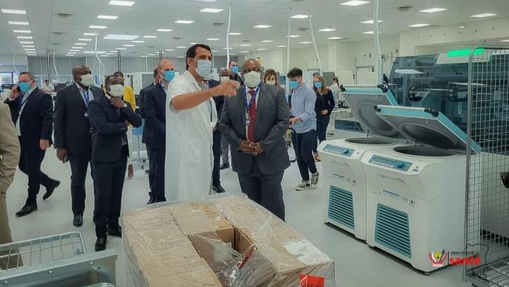 France : Jean-Jacques Mbungani visite le Laboratoire Biomédicale INOVIE