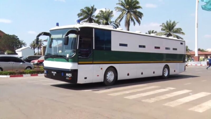 Lubumbashi : Jacques Kyabula Katwe dote le Parquet Général d’un bus neuf pour le transport des prisonniers