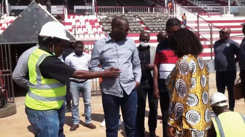 Lubumbashi : Jacques Kyabula Katwe inspecte les travaux de rénovation du stade Kibassa Maliba