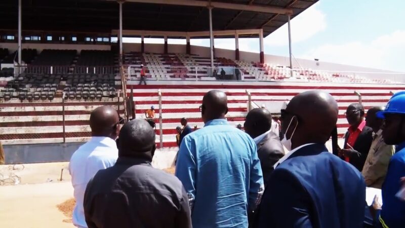 Lubumbashi : Jacques Kyabula Katwe inspecte les travaux de rénovation du stade Kibassa