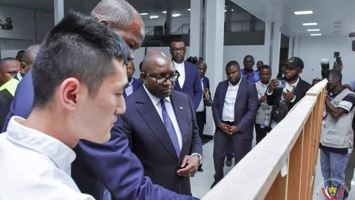 Tshopo : Arrivé à la fin de sa mission, Jean-Michel Sama Lukonde Kyenge a visité l’usine des maisons préfabriquées à la commune de Kisangani