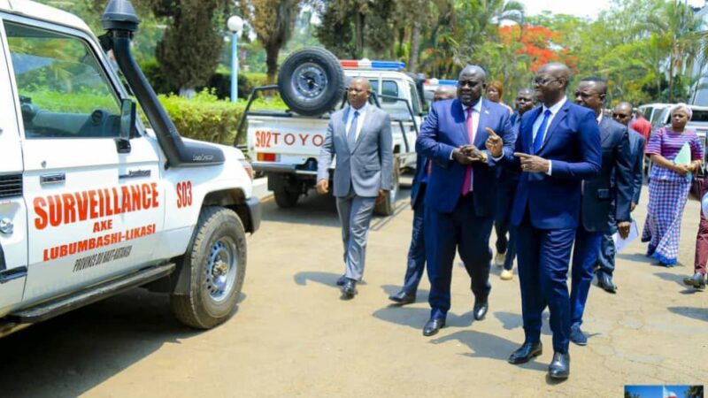 Haut-Katanga : Jacques Kyabula Katwe remet des Jeeps pour la surveillance routière