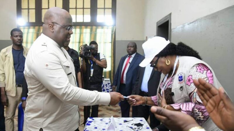 Mbandaka : En obtenant sa carte d’électeur, Félix Tshisekedi lance ainsi l’enrôlement des électeurs dans 10 provinces de l’ouest