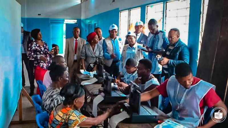 Élections 2023 : Patricia Nseya palpe du doigt le déroulement de l’opération d’enrôlement dans les centres de Kinshasa