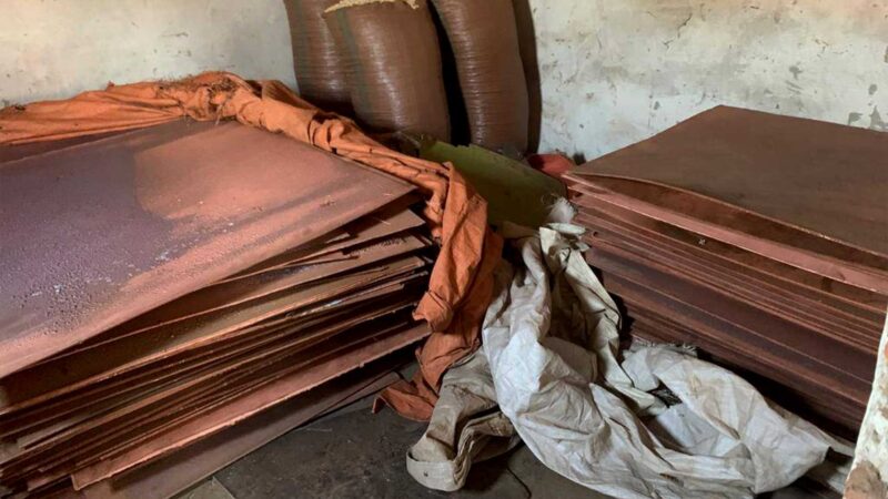 Lubumbashi : Un lot de 202 feuilles de cathodes de cuivre volées à Kambove présentées devant le Gouverneur