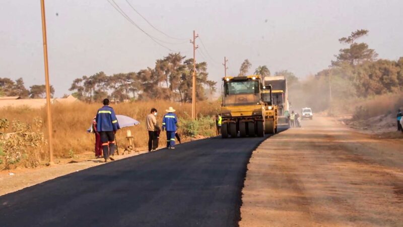 Likasi : Début de la pose du bitume sur la route Kakontwe