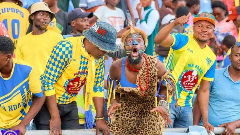 Lubumbashi : Les supporters du Fc St Eloi Lupopo saluent le retour de Jacques Kyabula Katwe et lui témoignent leur soutien indéfectible.