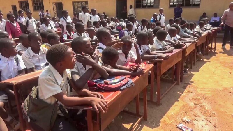 Likasi : Un lot de 168 bancs distribué dans 3 écoles primaires sous l’appui de la dot MJM