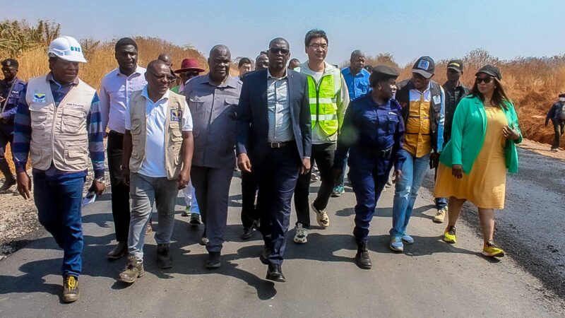 Likasi : Jacques Kyabula Katwe inspecte les travaux de voirie à Likasi