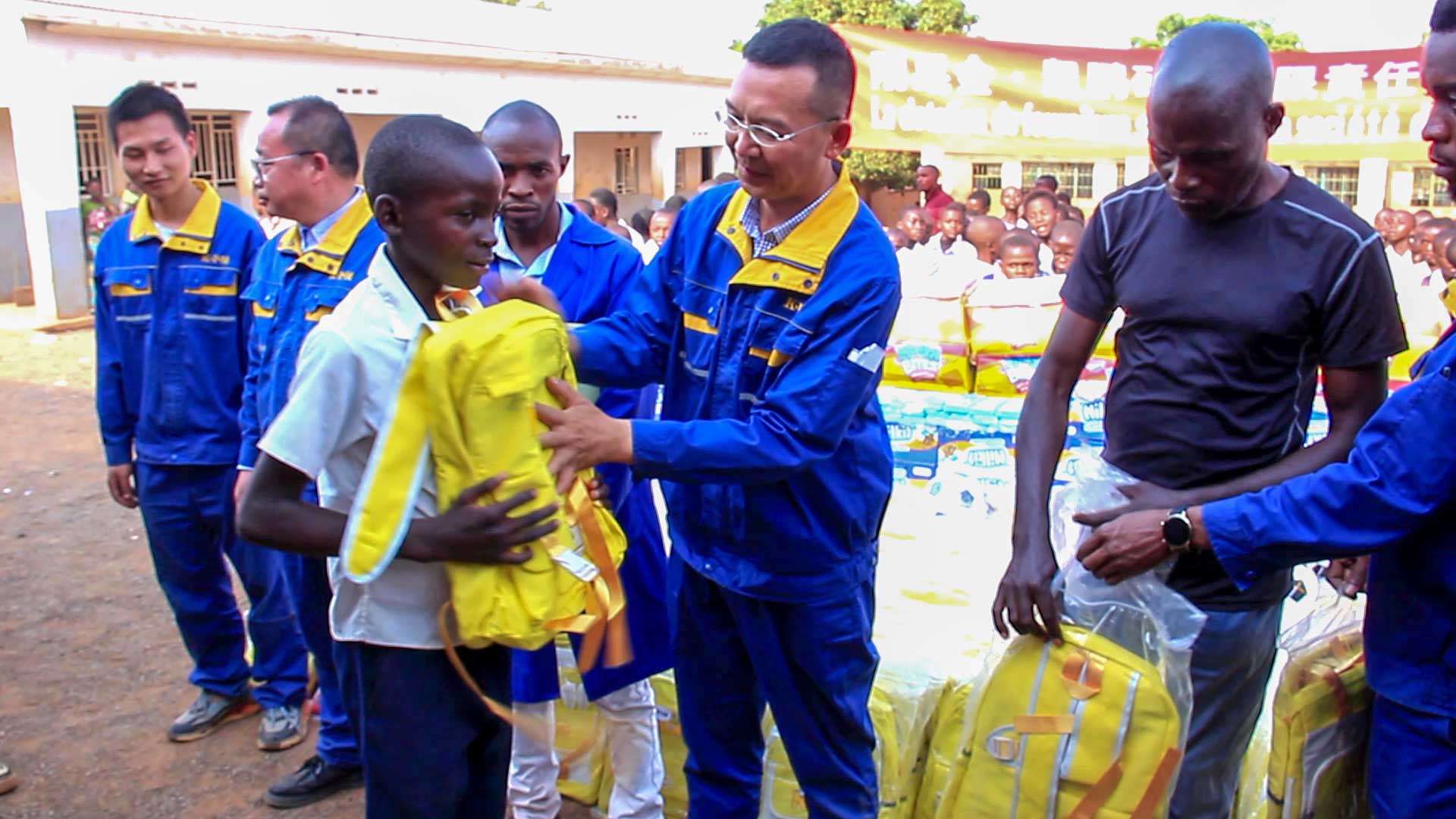 Kai Peng Mining : Dotation des fournitures scolaires aux écoles Nsulu de mukumbi et Kiwewe de kipese