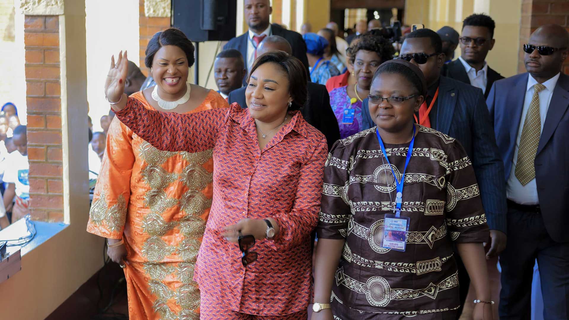 Lualaba : La première dame Denise Nyakeru Tshisekedi en visite au lycée Mwanga, réhabilité après l’incendie du 25 avril 2023